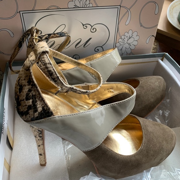 NIB ❤️ENVY HIGH HEELS ( double platform) closed toes - Picture 2 of 10
